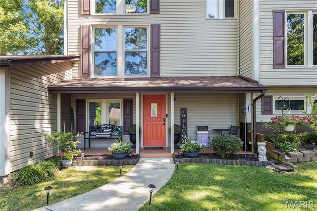 11 Hickory Hollow Lane, Fenton, MO 63026