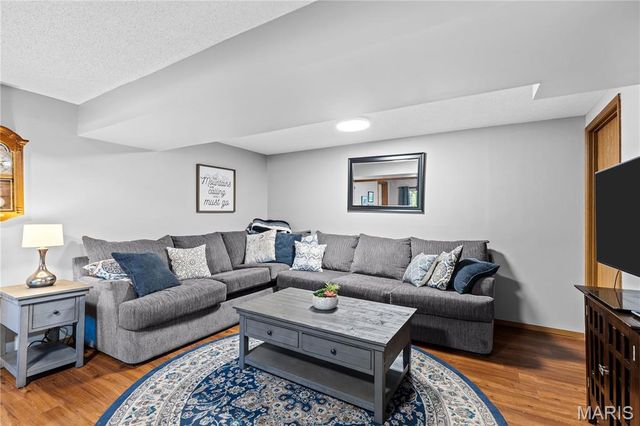 11 Hickory Hollow Lane, Fenton, MO 63026