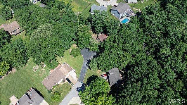 11 Hickory Hollow Lane, Fenton, MO 63026