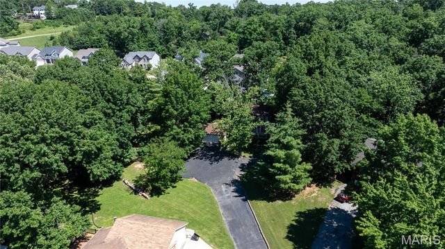 11 Hickory Hollow Lane, Fenton, MO 63026