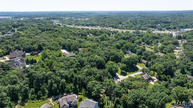 11 Hickory Hollow Lane, Fenton, MO 63026