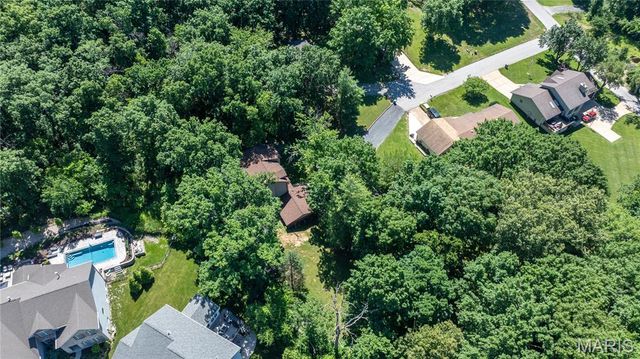 11 Hickory Hollow Lane, Fenton, MO 63026