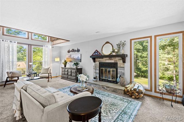 11 Hickory Hollow Lane, Fenton, MO 63026