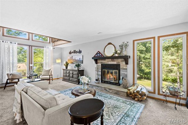 11 Hickory Hollow Lane, Fenton, MO 63026