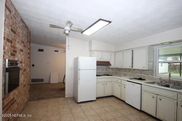 140 W ST JOHNS Terrace, East Palatka, FL 32131