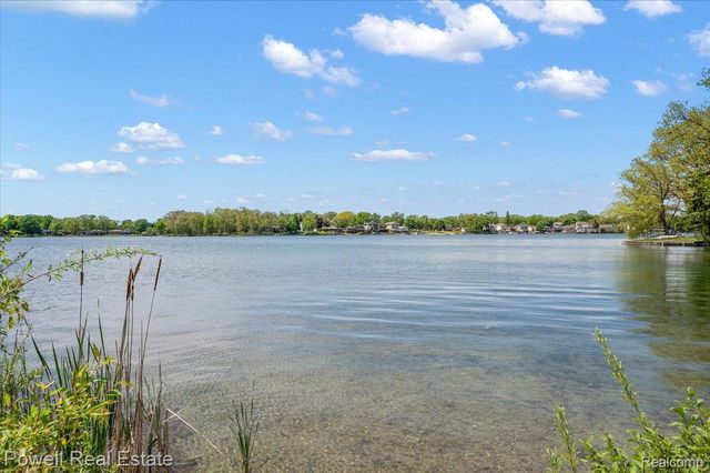 6837 Hatchery Road, Waterford Charter Township, MI 48327