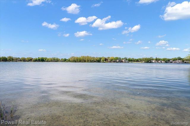 6837 Hatchery Road, Waterford Charter Township, MI 48327