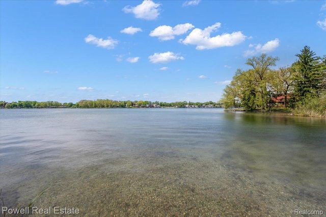 6837 Hatchery Road, Waterford Charter Township, MI 48327