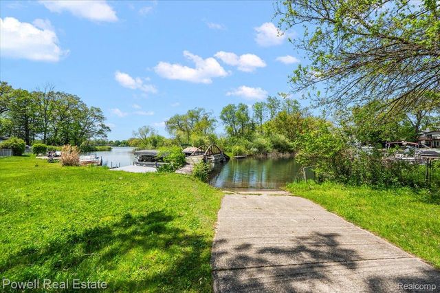 6837 Hatchery Road, Waterford Charter Township, MI 48327