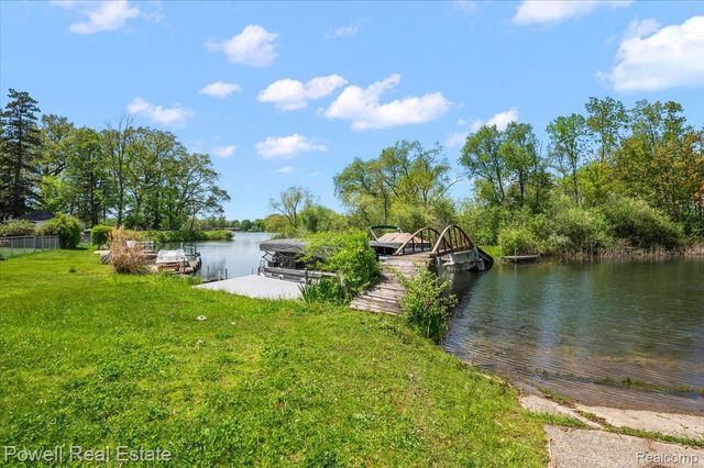 6837 Hatchery Road, Waterford Charter Township, MI 48327
