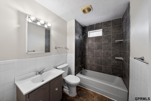 2818 S 34Th Street, Omaha, NE 68105