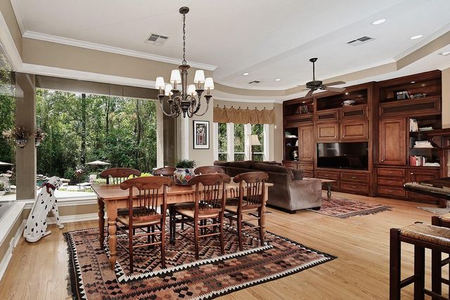 122 E Bracebridge Circle, The Woodlands, TX 77382