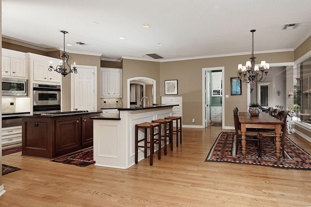 122 E Bracebridge Circle, The Woodlands, TX 77382