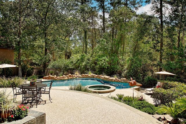 122 E Bracebridge Circle, The Woodlands, TX 77382