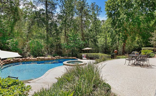 122 E Bracebridge Circle, The Woodlands, TX 77382