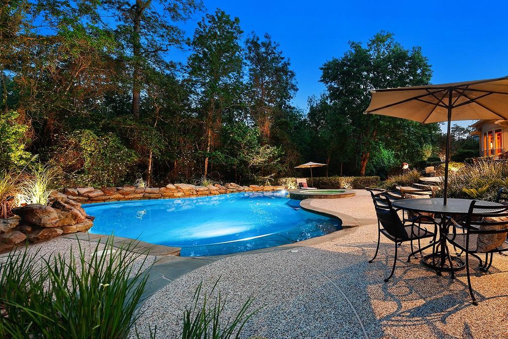 122 E Bracebridge Circle, The Woodlands, TX 77382