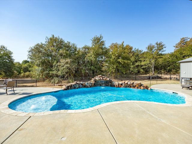 128 Paradise Oaks Court, Paradise, TX 76073