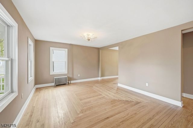 15 Maple Ave, Newton Town, NJ 07860