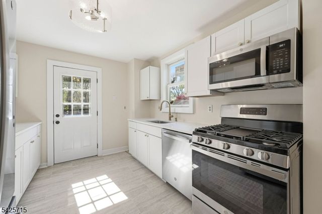 15 Maple Ave, Newton Town, NJ 07860