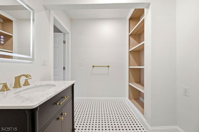 15 Maple Ave, Newton Town, NJ 07860