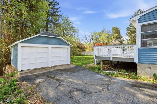 15 Maple Ave, Newton Town, NJ 07860