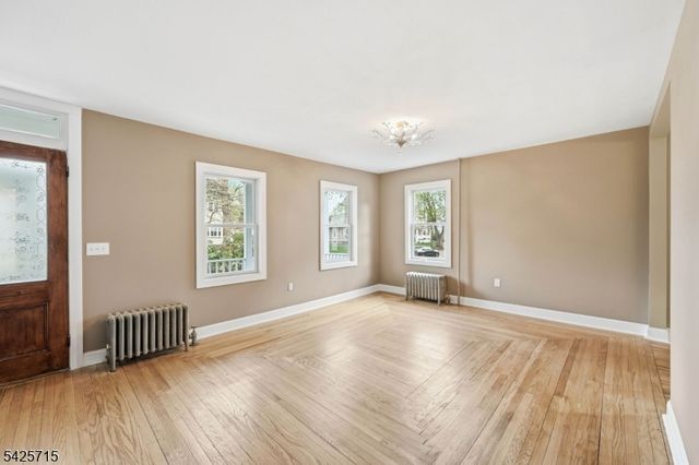 15 Maple Ave, Newton Town, NJ 07860