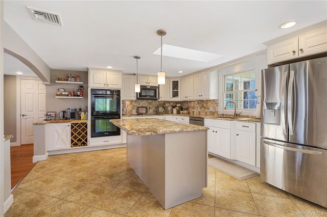 12 Leeside Road, Carmel, NY 10512