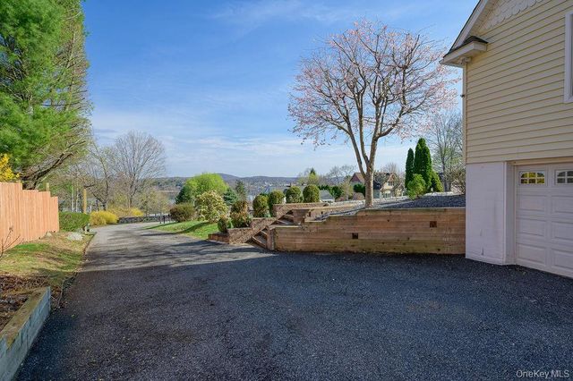 12 Leeside Road, Carmel, NY 10512