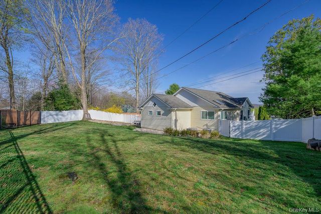 12 Leeside Road, Carmel, NY 10512