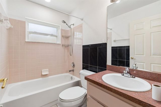 8445 N RIVER DUNE STREET, Tampa, FL 33617
