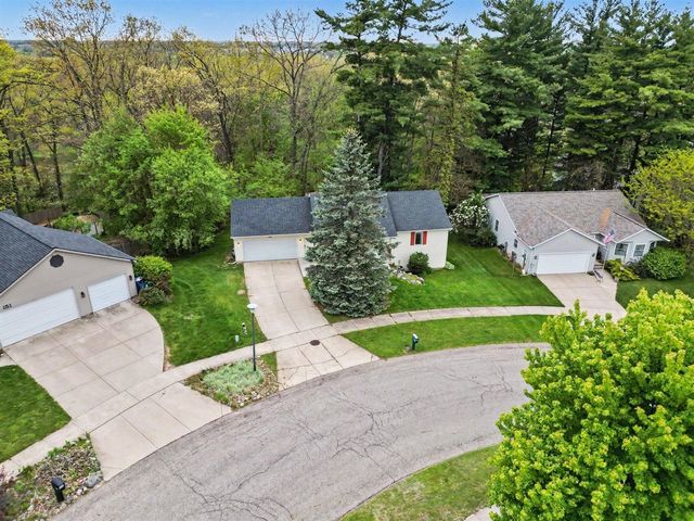 165 Hunters Trail Court, Middleville, MI 49333