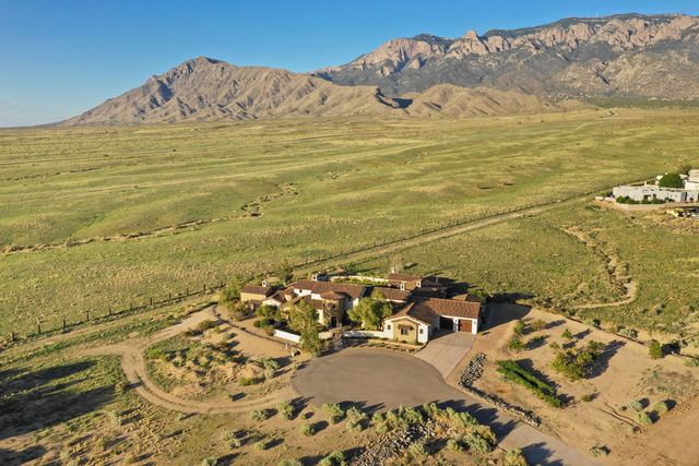 8906 Paramount Court NE, Albuquerque, NM 87122