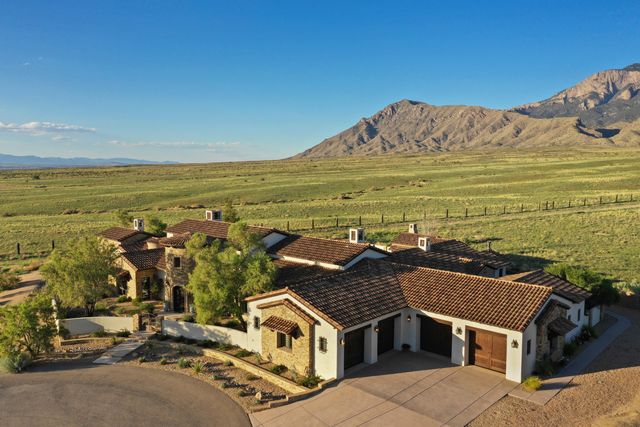 8906 Paramount Court NE, Albuquerque, NM 87122