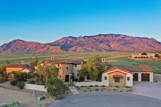 8906 Paramount Court NE, Albuquerque, NM 87122