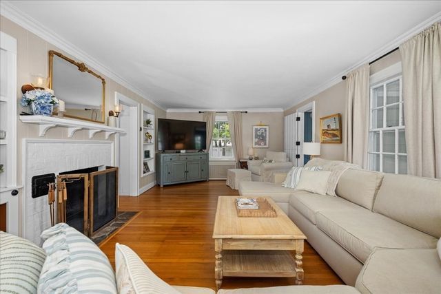 14 Kenilworth Rd, Shrewsbury, MA 01545