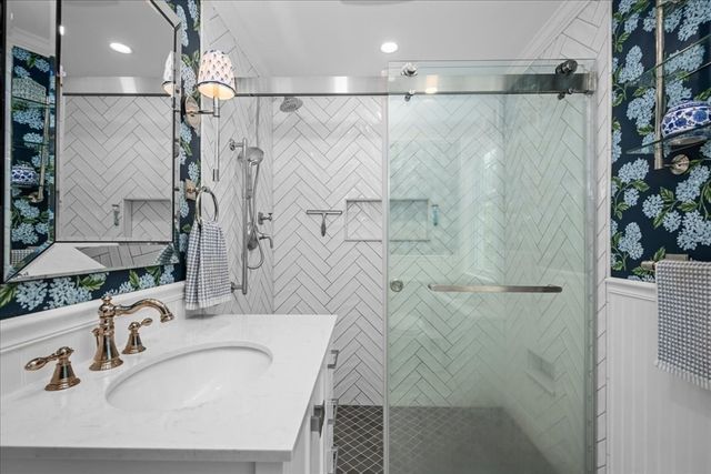 14 Kenilworth Rd, Shrewsbury, MA 01545
