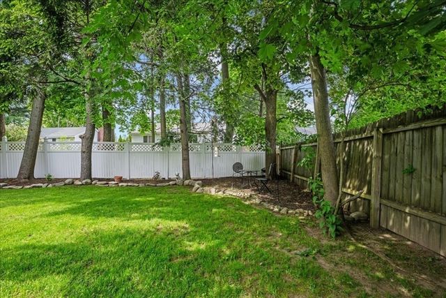 14 Kenilworth Rd, Shrewsbury, MA 01545
