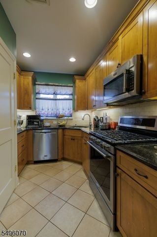 264 W Colfax Ave, Roselle Park Boro, NJ 07204