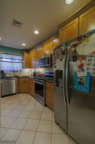 264 W Colfax Ave, Roselle Park Boro, NJ 07204