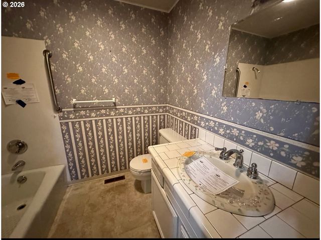 2691 14TH St, North Bend, OR 97459