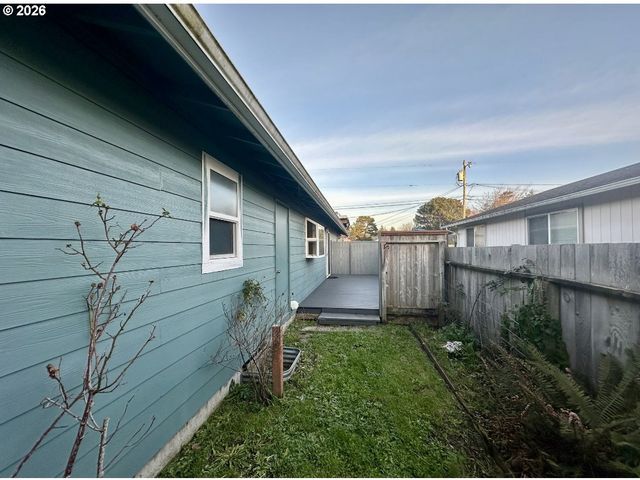 2691 14TH St, North Bend, OR 97459