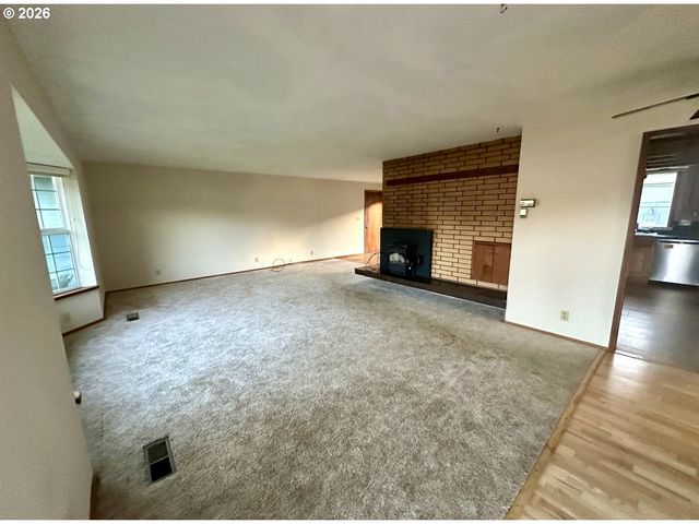 2691 14TH St, North Bend, OR 97459