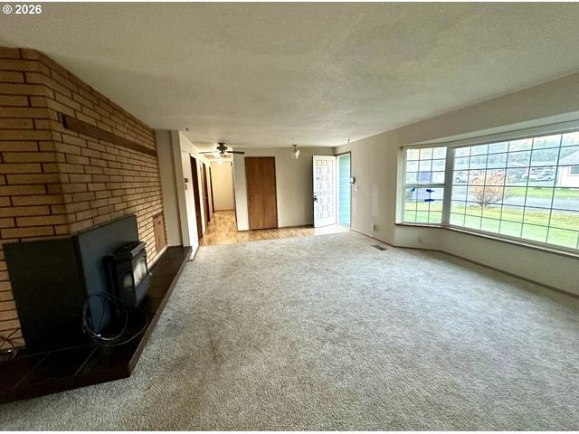 2691 14TH St, North Bend, OR 97459