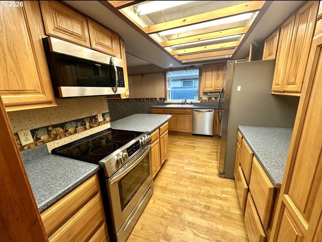 2691 14TH St, North Bend, OR 97459