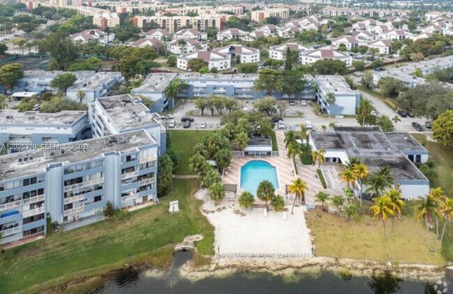 9371 Fontainebleau Boulevard I220, Miami, FL 33172
