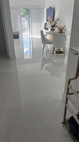 9371 Fontainebleau Boulevard I220, Miami, FL 33172
