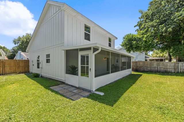 387 NW Canterbury Circle, Fort Walton Beach, FL 32548