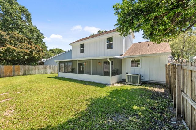 387 NW Canterbury Circle, Fort Walton Beach, FL 32548