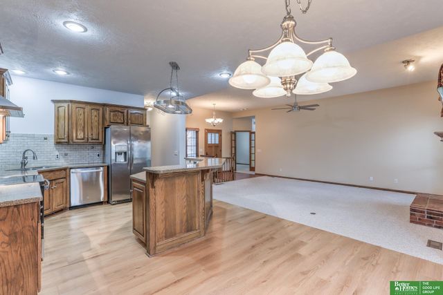 909 Rawhide Road, Papillion, NE 68046