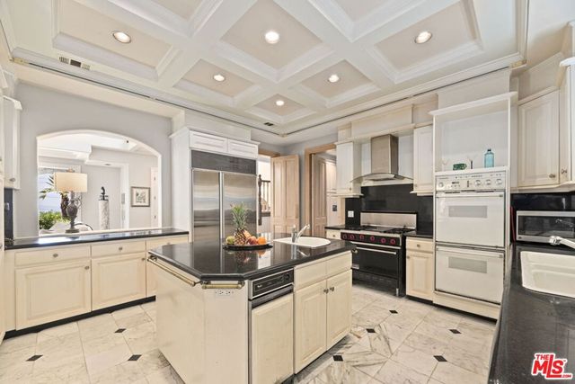 14330 Mulholland Drive, Los Angeles, CA 90077